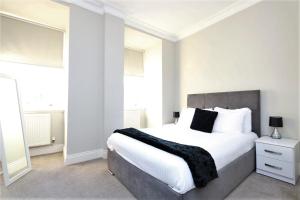 Säng eller sängar i ett rum på Dreamhouse Apartments Glasgow St Vincent Street