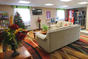 a living room with a couch and a christmas tree at Jefferson Inn Dandridge in Dandridge
