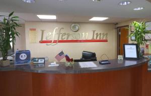 ein Büro mit einer Rezeption mit einem amerikanischen Gastschild in der Unterkunft Jefferson Inn Dandridge in Dandridge