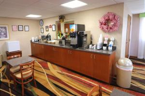 a bar in a hotel room with a coffee shop at Jefferson Inn Dandridge in Dandridge