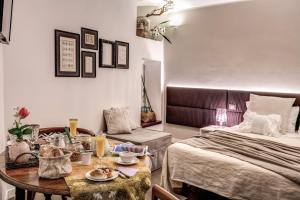 una habitación con una cama y una mesa con comida. en Approdo Ripetta, en Roma