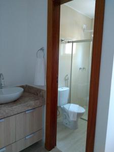 een badkamer met een toilet, een wastafel en een douche bij Mont Ararat Alto da Pitinga in Porto Seguro
