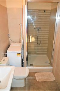 y baño con ducha, aseo y lavamanos. en Downtown Apartments Superior, en Győr