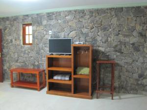 A television and/or entertainment centre at Pousada Tarituba