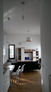 un soggiorno con tavolo da biliardo e sedie di Apartment Morski cvet a Capodistria