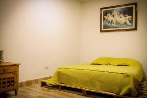 ein Schlafzimmer mit einem Bett und ein Bild von Pferden an der Wand in der Unterkunft Bababuy Hostel in Bogotá