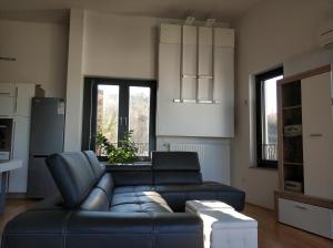 - un salon avec un canapé et une table dans l'établissement Apartment Morski cvet, à Koper