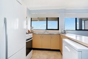 A kitchen or kitchenette at Newcastle Short Stay Accommodation - Flagstaff Apartment