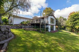 een huis met een grote tuin bij Classical Lockwood house nearby the stream in Rotorua