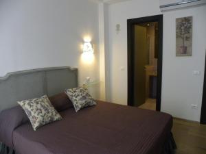 a bedroom with a bed with two pillows on it at Corte Del Gallo in Corniglia