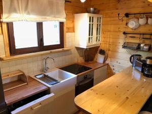 Kitchen o kitchenette sa Baltic Oak House Pobierowo