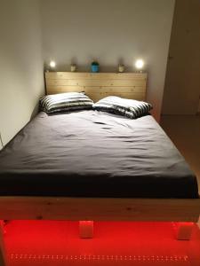 duże łóżko w pokoju z czerwoną podłogą w obiekcie סויטה בלב המדבר. w mieście Beʼer Ora