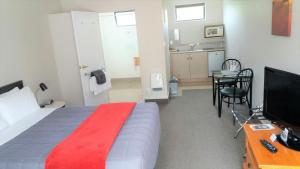 Postel nebo postele na pokoji v ubytování Bay Palm Motel