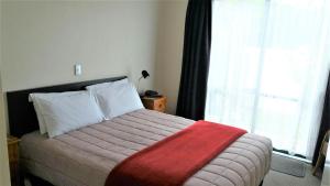Postel nebo postele na pokoji v ubytování Bay Palm Motel