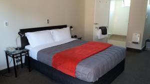 Postel nebo postele na pokoji v ubytování Bay Palm Motel