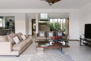 sala de estar con sofá y mesa de centro en Villa "Bella Luna", en Punta Cana
