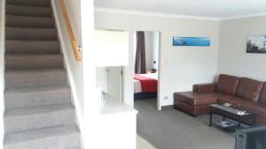 Posezení v ubytování Bay Palm Motel