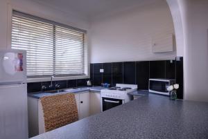 Kuchyň nebo kuchyňský kout v ubytování Tuncurry Motor Lodge