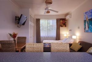 TV a/nebo společenská místnost v ubytování Tuncurry Motor Lodge