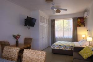 TV a/nebo společenská místnost v ubytování Tuncurry Motor Lodge