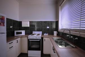 Kuchyň nebo kuchyňský kout v ubytování Tuncurry Motor Lodge