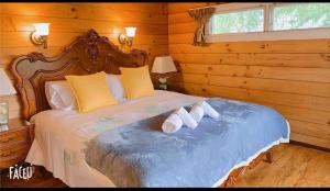 een slaapkamer met een groot bed met gele kussens bij Classical Lockwood house nearby the stream in Rotorua