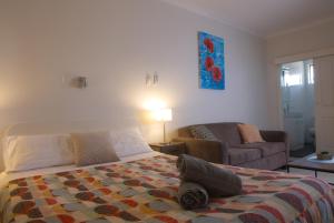 Ένα ή περισσότερα κρεβάτια σε δωμάτιο στο Tuncurry Motor Lodge