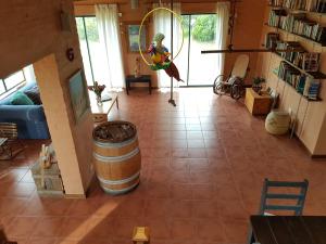 una sala de estar con un barril en el medio de una habitación en Pelagonia, en Bettyʼs Bay