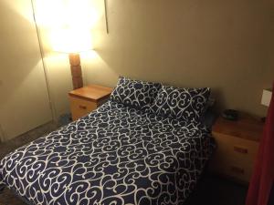 Postel nebo postele na pokoji v ubytování Kelowna International Hostel