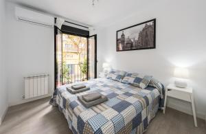 Habitación blanca con cama y ventana en Ever House - ALCALA AIRE Gran TERRAZA ROOFTOP, en Madrid
