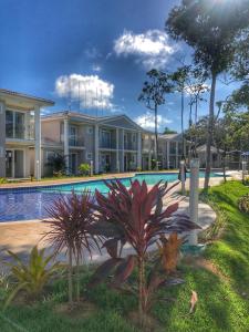 een resort met een zwembad en een aantal planten bij Casa condominio fechado Arraial D’ajuda in Arraial d'Ajuda