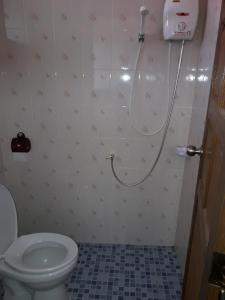a bathroom with a shower and a toilet at Panna Kalong in Chiang Khong