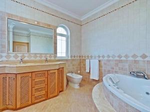 
A bathroom at Vale do Garrao Villa Sleeps 12 Pool Air Con WiFi
