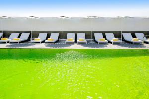 Bazén v ubytování Hues Boutique Hotel nebo v jeho okolí