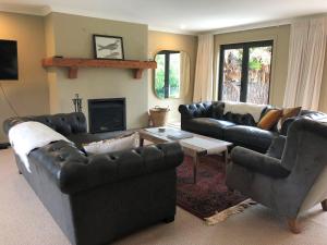 A seating area at Kinloch Lakeview Lodge - Taupo