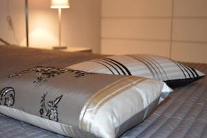 ein Bett mit zwei Kissen darüber in der Unterkunft Wald und Wiese in Kreuztal