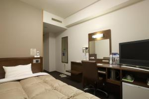 Televisi dan/atau pusat hiburan di Hotel Route-Inn Sapporo Ekimae Kitaguchi