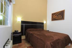 - une chambre avec un lit, un bureau et un clavier dans l'établissement Hotel 5 inn, à Silao