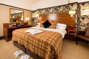 A bed or beds in a room at Mercure Wetherby Hotel 