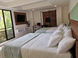 Postel nebo postele na pokoji v ubytování Foresta Hotel