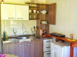 una cocina con fregadero y encimera en Don Alejandro Apart Iguazu, en Puerto Iguazú