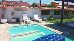 Bazén v ubytovaní Casa Sol de Maricá alebo v jeho blízkosti