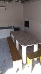 a table and two benches in a room at Edificio Carlos José in Laguna