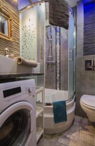 コバリにあるApartament Atticoのバスルーム(洗濯機、シャワー付)