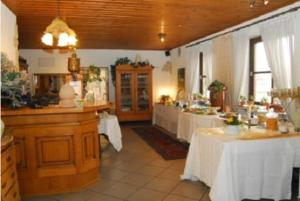 un restaurant avec deux tables à nappes blanches dans l'établissement Hotel Linde, à Speyer