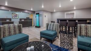 una sala d'attesa con sedie e un bar di Best Western Deming Southwest Inn a Deming