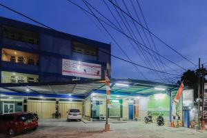 eine Tankstelle mit davor geparkt Autos in der Unterkunft RedDoorz near Taman Samarendah in Samarinda