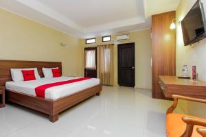 Un pat sau paturi într-o cameră la RedDoorz near Taman Samarendah