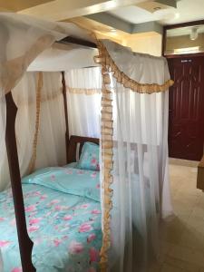 Säng eller sängar i ett rum på Bondo Travellers Hotel