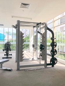 une salle de sport avec plusieurs machines à bande de roulement dans un bâtiment dans l'établissement Scientia Residences Gading Serpong by Taslim Property, à Serpong